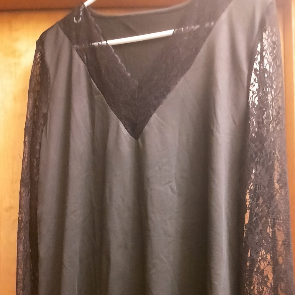 Black V neck top 1xl